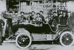Празднование по случаю завершения сборки модели DAT в марте 1914 года